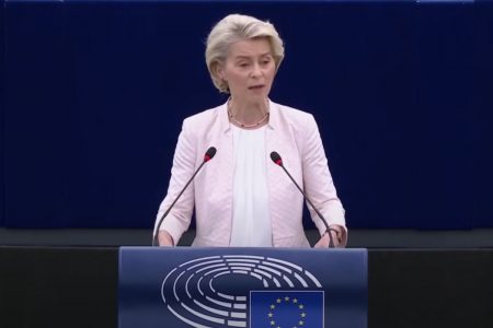 Chủ tịch Ủy ban châu Âu Von der Leyen tuyên bố “tái vũ trang châu Âu”